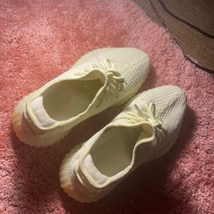 yeezy 350, size 6.5 in boys, great condition!